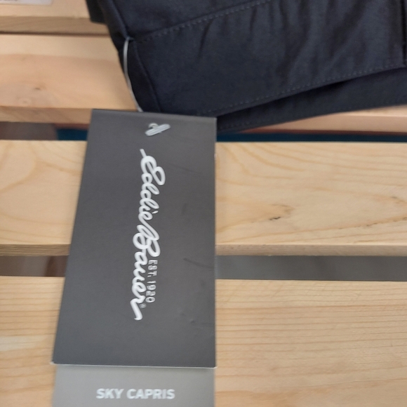 Eddie Bauer Women's NWT Black Sky Capri's Size X-Large - Picture 3 of 12